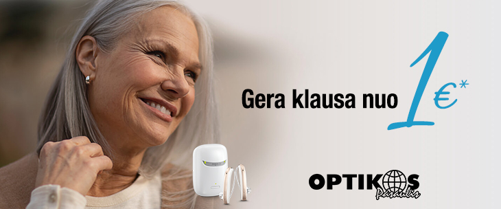 Besišypsanti vyresnio amžiaus moteris su klausos aparatu ir „Optikos pasaulio" logotipu