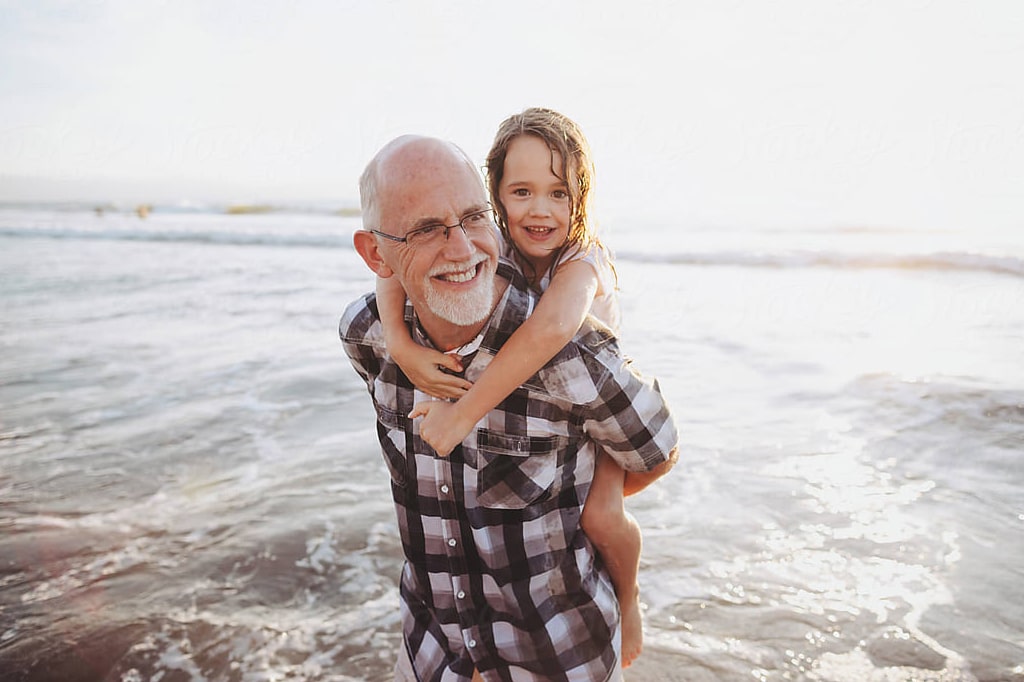 Laimingas senelis su anūke prie jūros