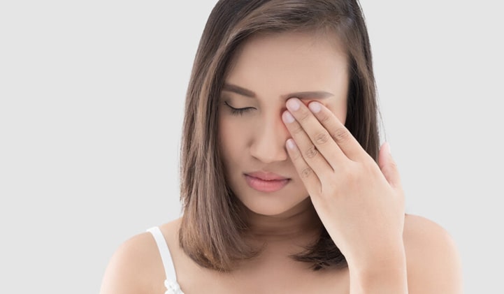 Akių migrena dažniau pasireiškia moterims. Akių migrenos metu atsiranda laikinas vaizdo iškraipymas.