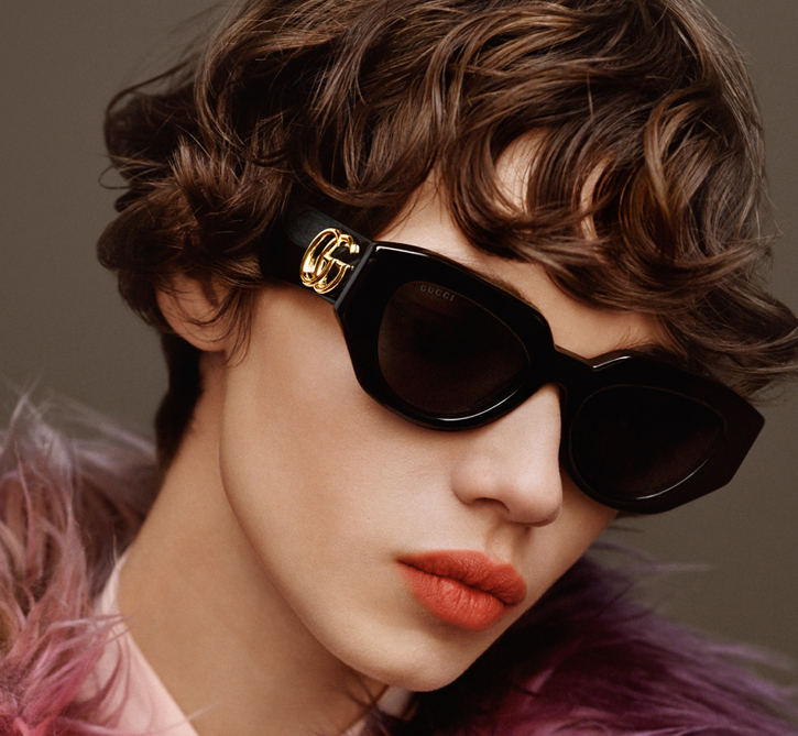 Moteris su masyviais Gucci saulės akiniais