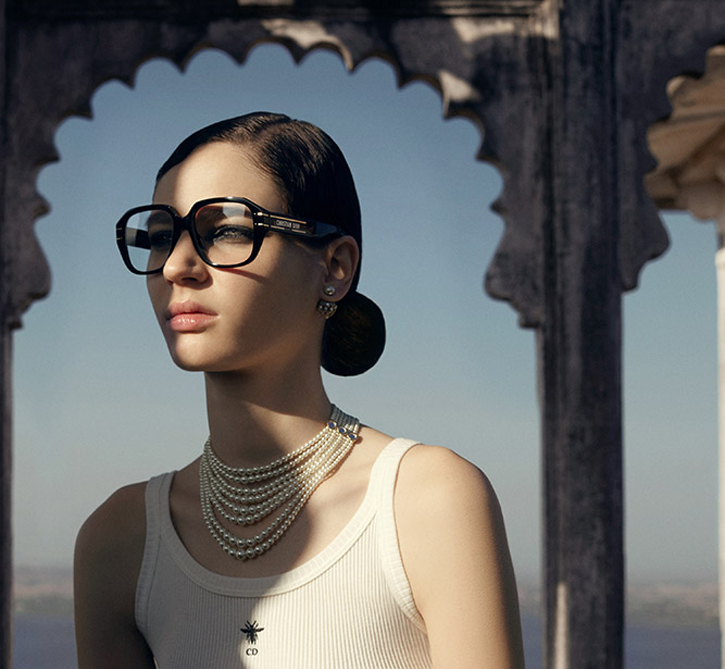 Moteris su Dior akinių rėmeliais