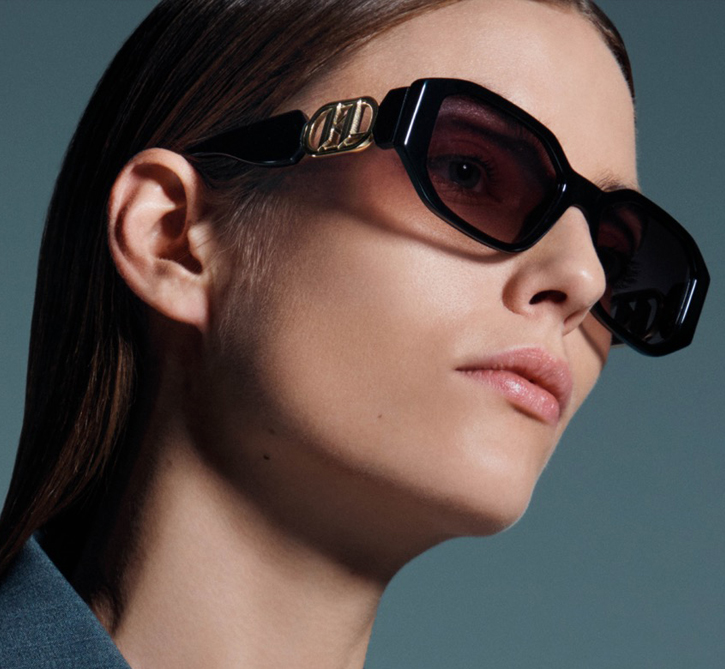Moteris su klasikiniais Karl Lagerfeld akiniais nuo saulės