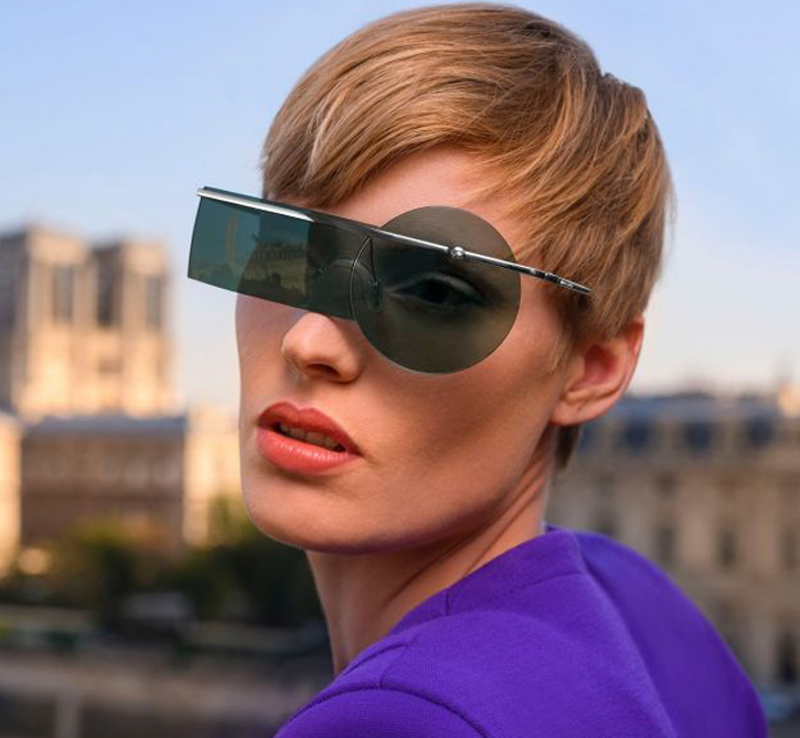 Moteris su Pierre Cardin evolution saulės akiniais